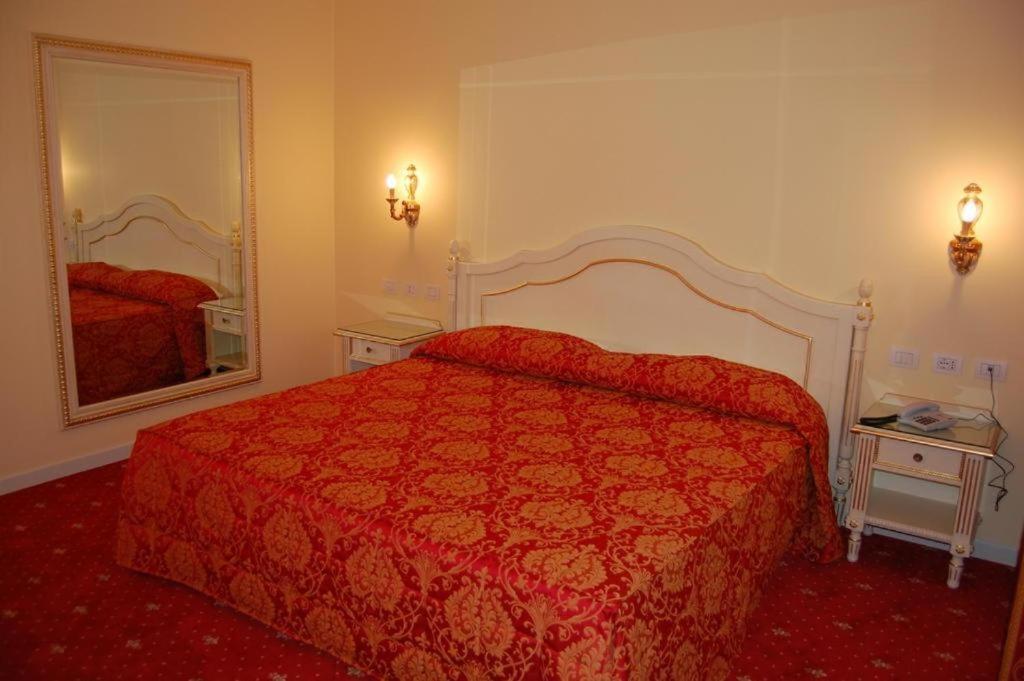 Hotel Motel Gold Calcinate Luaran gambar