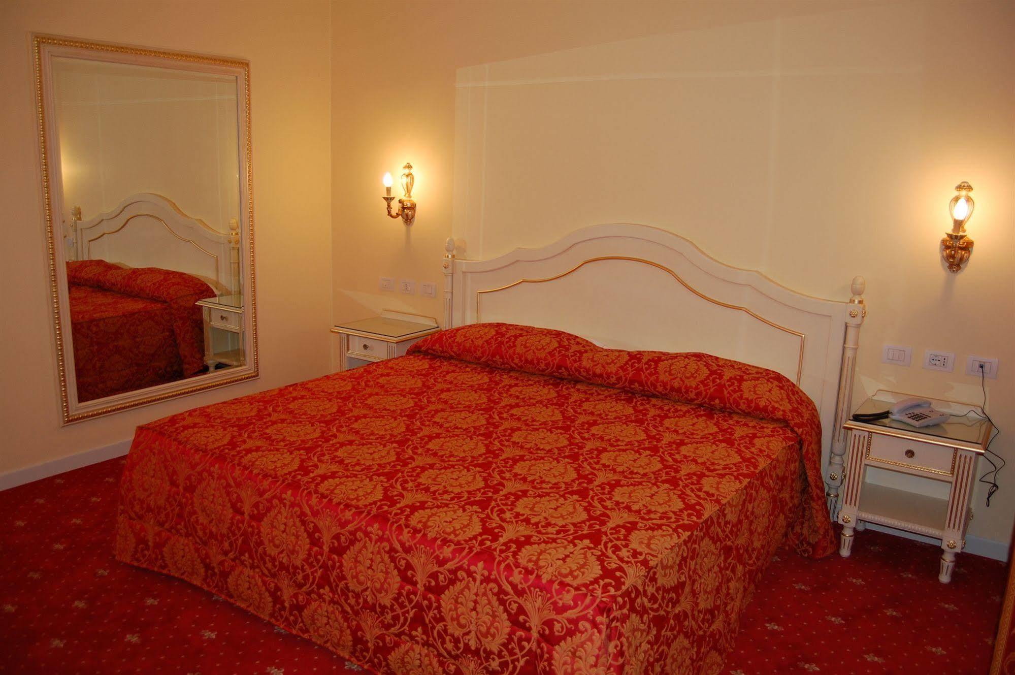 Hotel Motel Gold Calcinate Luaran gambar
